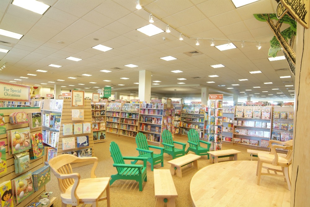 10_25_DSCF9010 B&N Lake Grove Interior