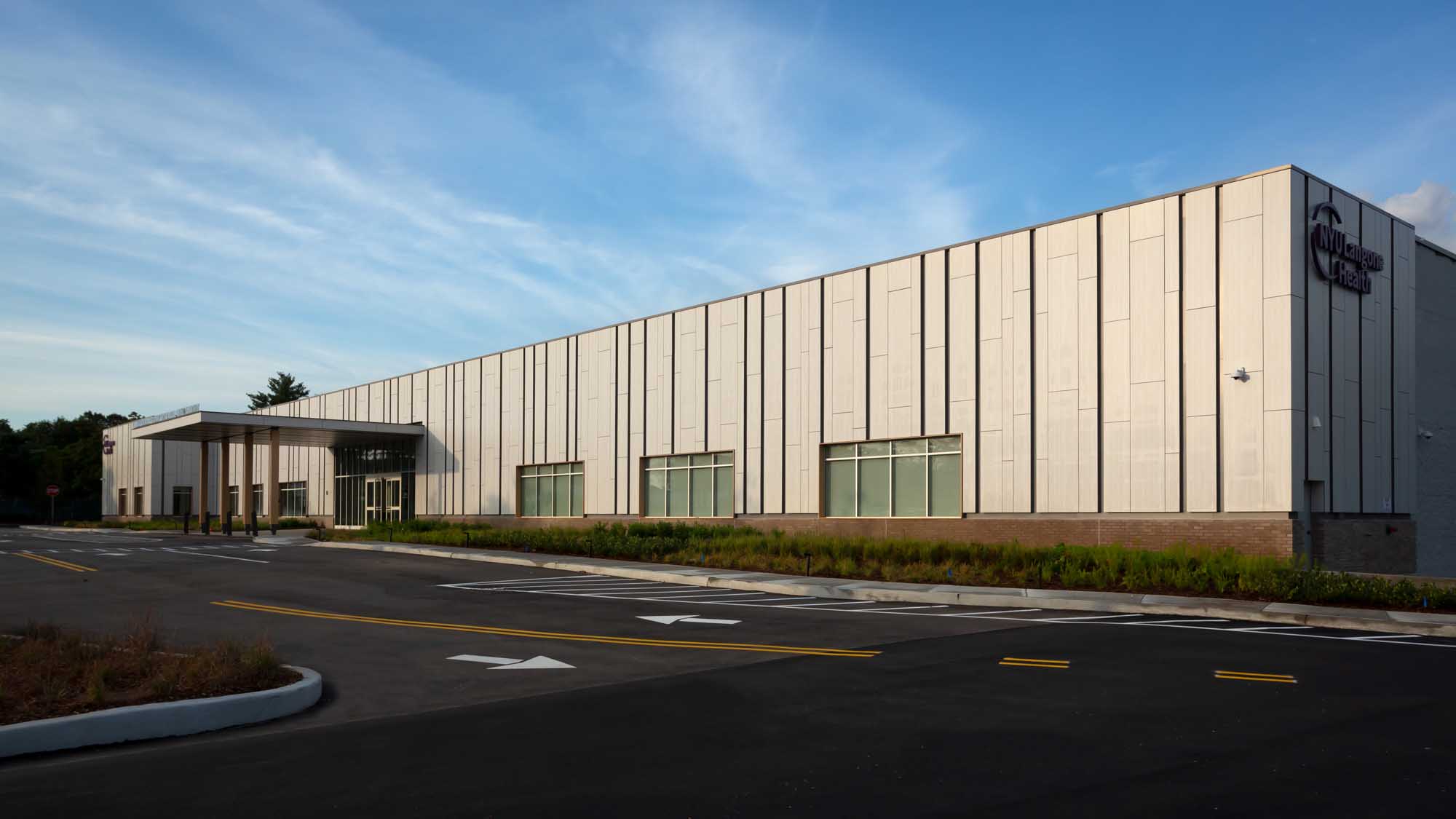 _6484924 - LowRes - TP NYU Langone East Meadow Exterior