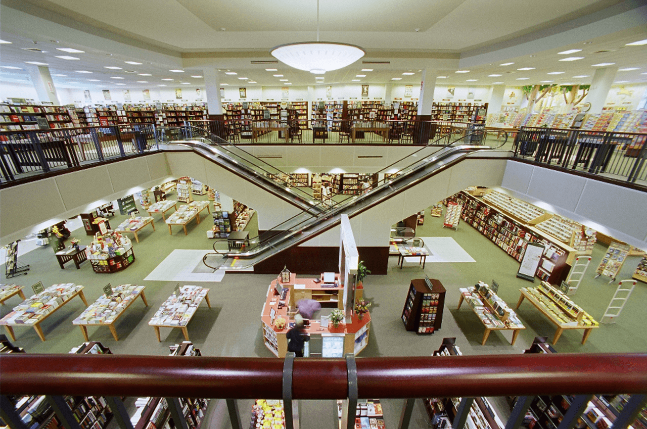Barnes-&-Noble-(1) Barnes & Noble Lake Grove Interior